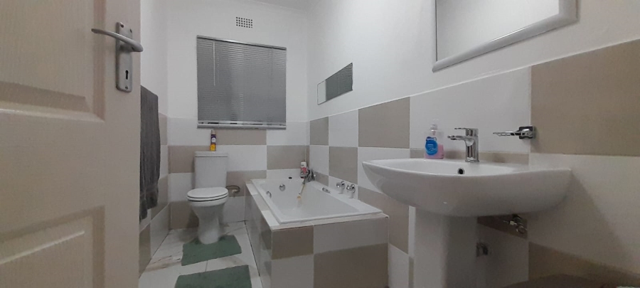 4 Bedroom Property for Sale in Gordon Strand Estate Western Cape